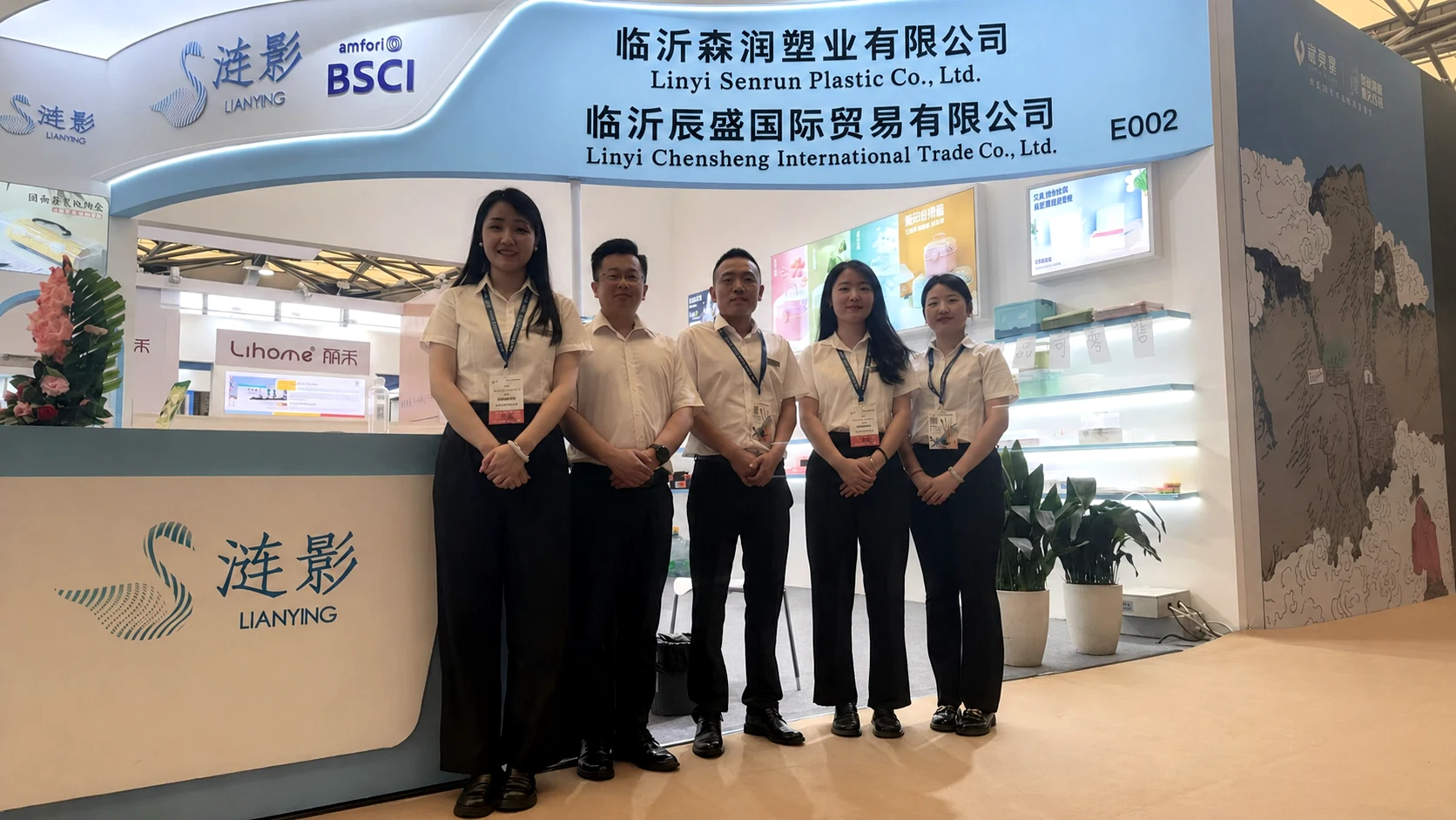 Lianying team at the company trade-show booth